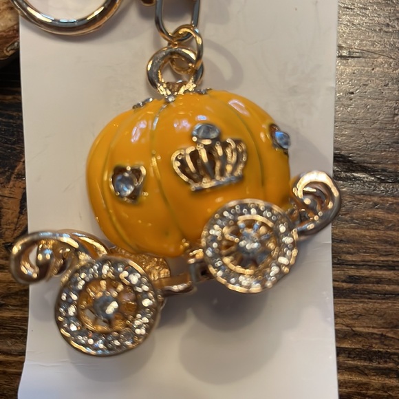 Fashion Jewelry Pumpkin Carriage key chain - Picture 2 of 3